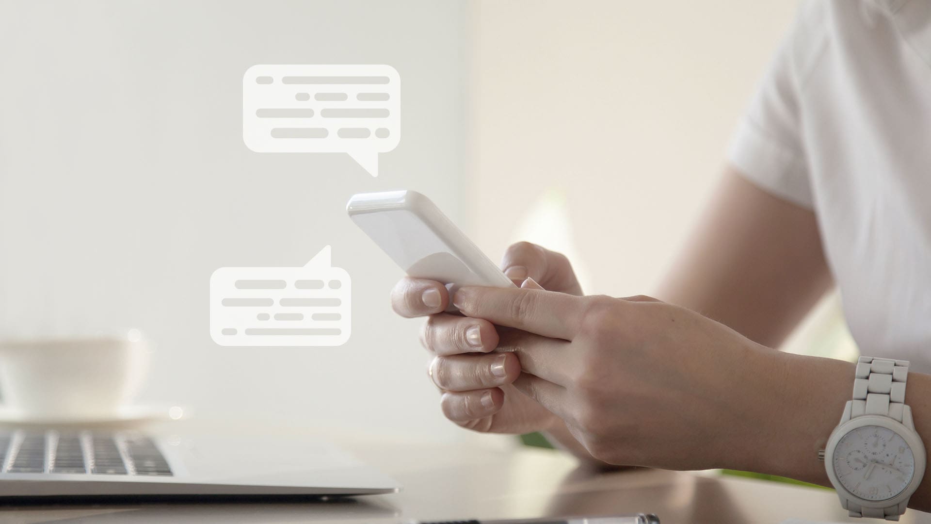 Sosteniendo el smartphone