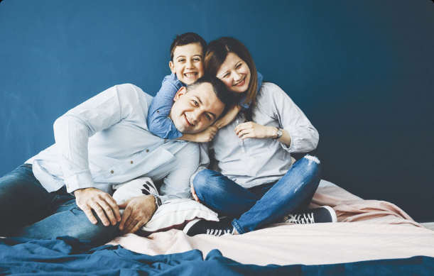 Niño abrazando a sus padres felices